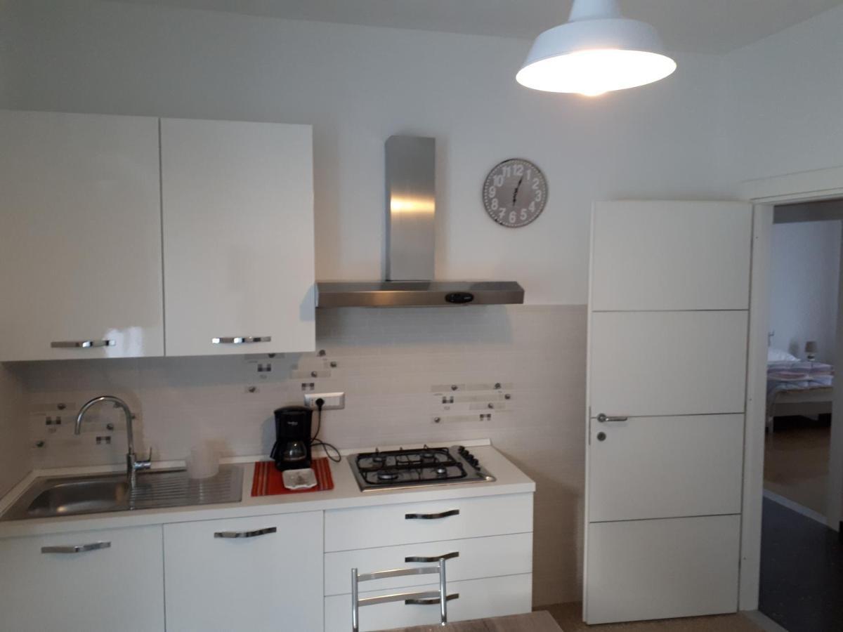 Appartamenti Enrica โมเนเลีย ภายนอก รูปภาพ